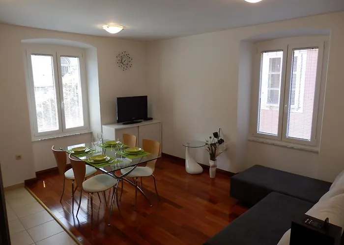 Center Apartment *