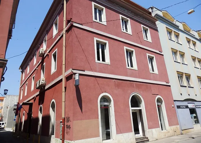 Center * Pula